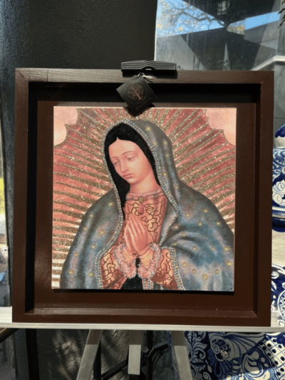 Virgen María: Tonalidades Cálidas y Alto Brillo
